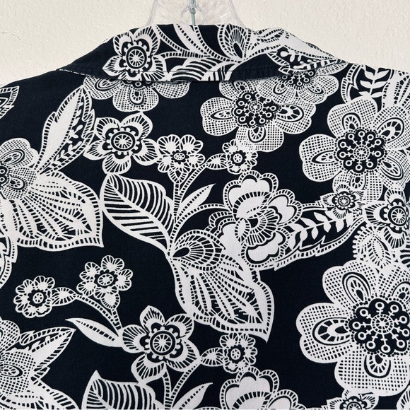 Erika Black and White Floral Buttondown Short Sleeve Top size XL - Picture 5 of 8